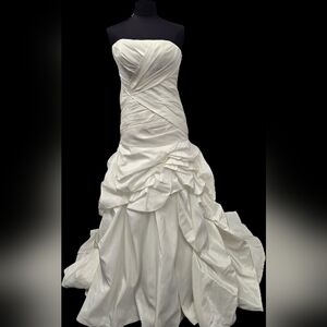 Elegant Ivory Strapless Wedding Gown